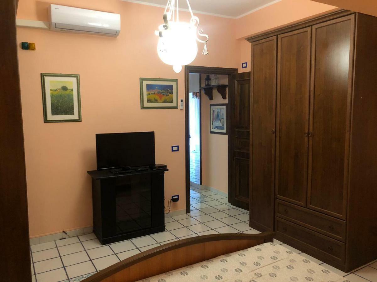 Chloe'S Apartment Acireale Ngoại thất bức ảnh